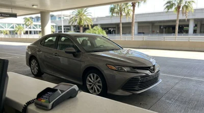 Customer handing a credit card to an agent at a car hire desk in Orlando